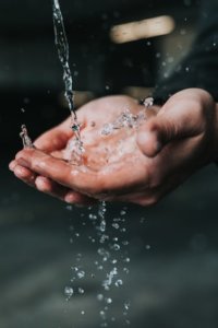 流れる水を両手で受け止める