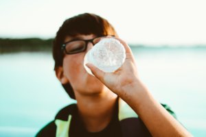 水を飲む男性
