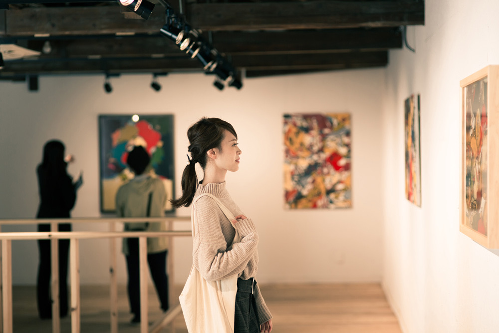 絵画を鑑賞する女性