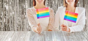 LGBTQの旗を持つ人
