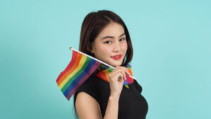 LGBTQの旗を持つ人