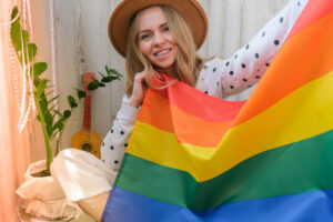 LGBTQの旗を持つ人