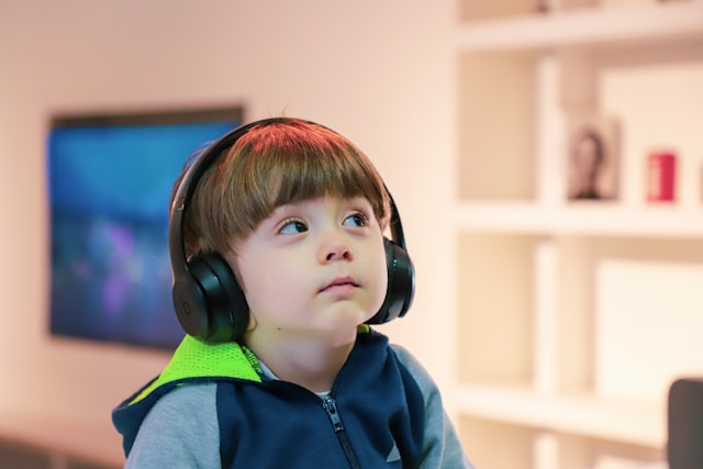 ヘッドホンをしている男の子