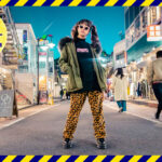 道の真ん中でポーズをきめる女性
