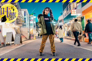 道の真ん中でポーズをきめる女性