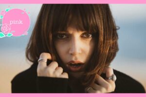こちらを見ながら口を開けている女性
