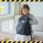 非常用バッグを準備する女性