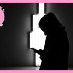 スマホを操作する女性のシルエット