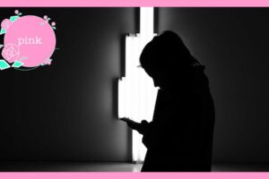 スマホを操作する女性のシルエット