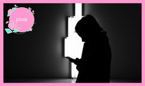 スマホを操作する女性のシルエット