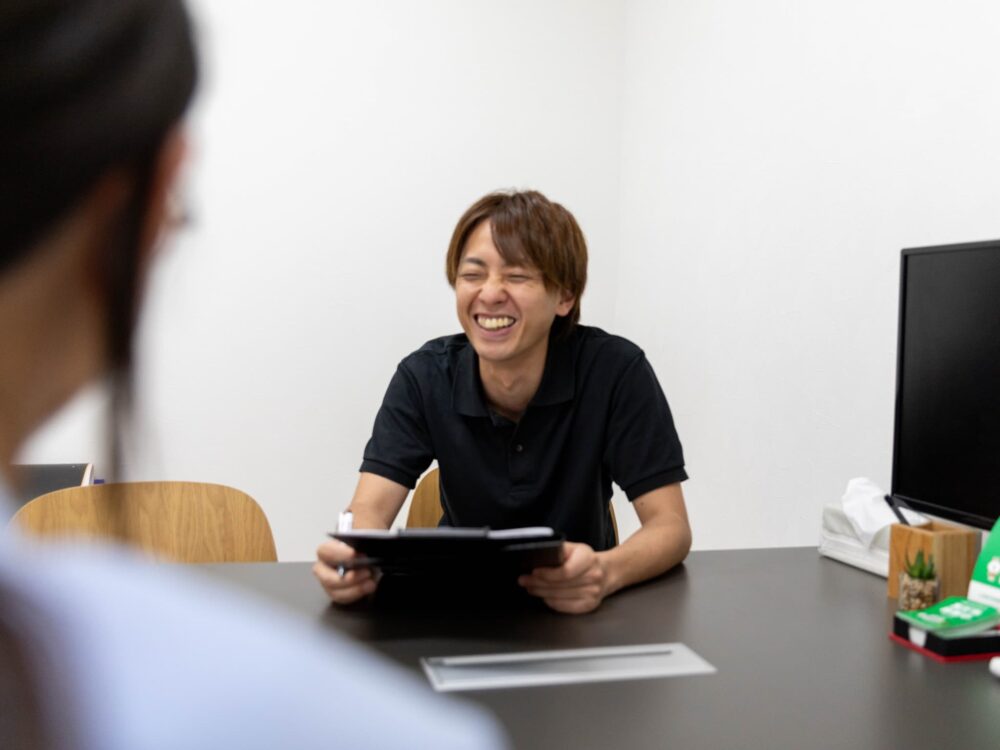 笑っている男性