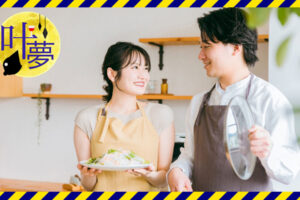 にこやかに話している男女のカップル