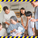 家族に囲まれて暮らす老年期のおばあちゃん