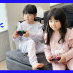 二人でゲームで遊ぶ女の子