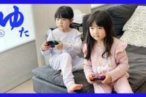 二人でゲームで遊ぶ女の子