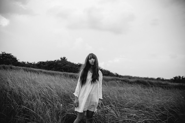 草原に佇む少女