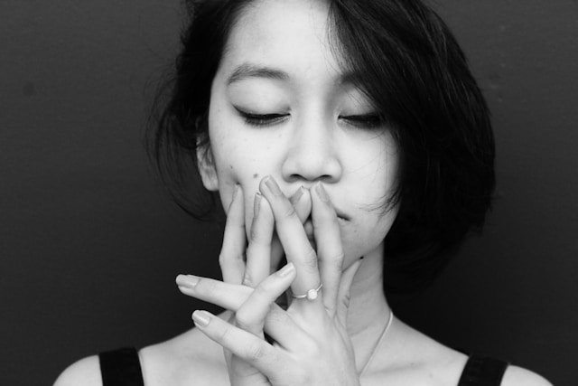 目を閉じる女性
