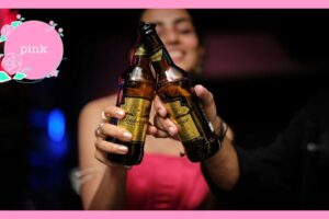 アルコールを 手にする男女