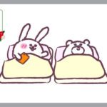 羽毛布団で寝ているうさぎとくま