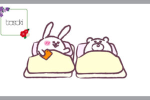 羽毛布団で寝ているうさぎとくま
