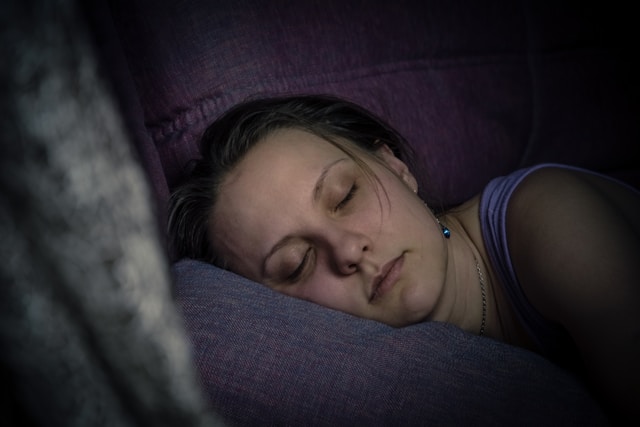 眠る女性