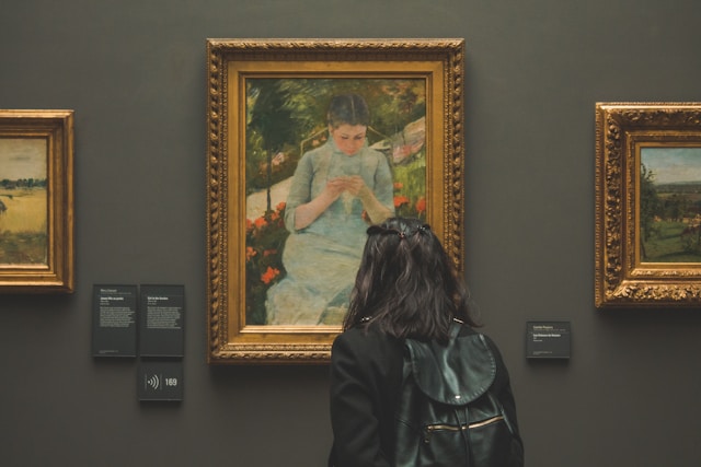 絵画を見る女性