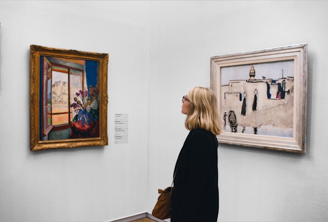 絵画を観る女性