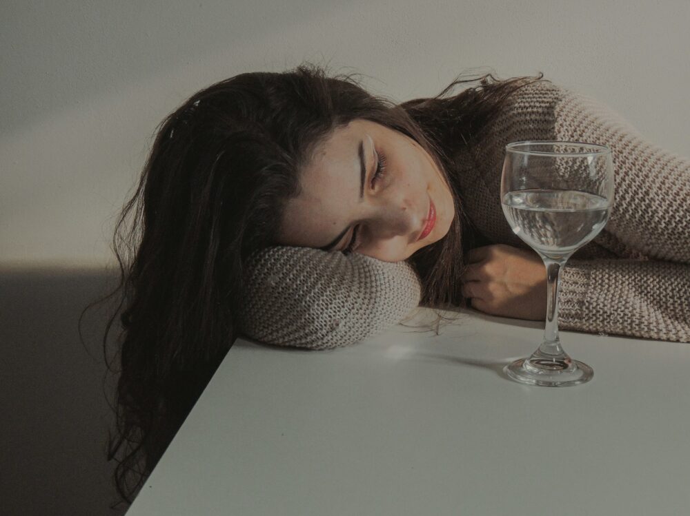 気分が落ち込んでいる女性