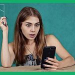 スマホで闇バイトに驚く女性