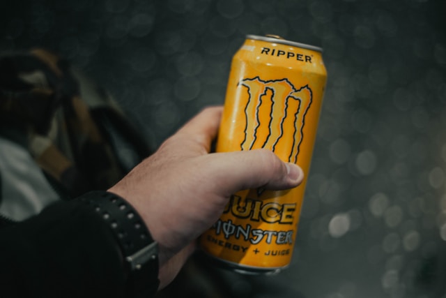 エナジードリンクを手に持っている人