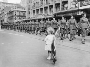 第二次世界大戦　更新する女性兵士と国旗を持つ少女