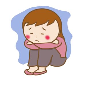 足を抱えて不安な少女