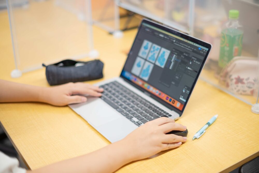 東町でPC作業を行っている人の手元