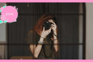 カメラを手にして構える女性
