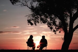 夕焼けの中の夫婦