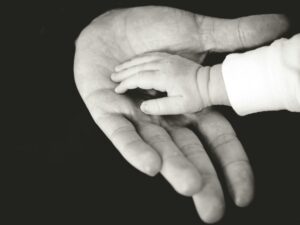 子供の手と大人の手