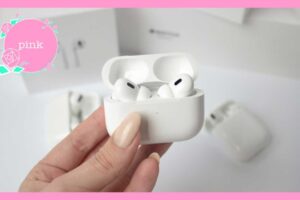 「Air Pods Pro 2」を手に持つ女性