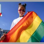 LGBTQの旗を持つ人