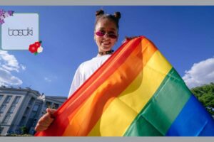 LGBTQの旗を持つ人
