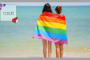 LGBTQの旗を身につける女の子2人