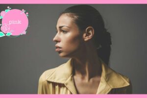 黄色のシャツを着て、横を向いている女性