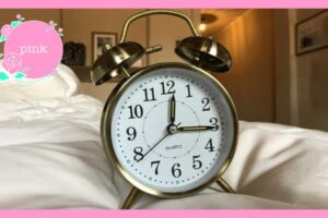 ベットの上に置かれた目覚まし時計