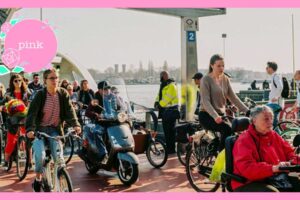 オートバイや自転車などで移動するオランダの人々