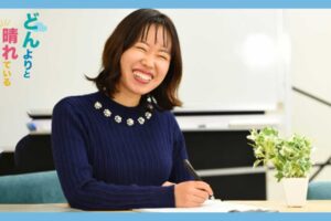 メモをとる笑顔の女性