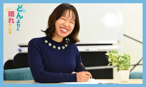 メモをとる笑顔の女性