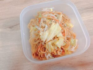 piasuが作ったタッパーに入った焼きそばの写真