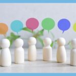 ６つの人の形をした木が意見を出し合っている様子