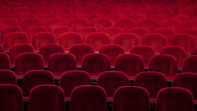 映画館の中に並んだ、赤い色の座席