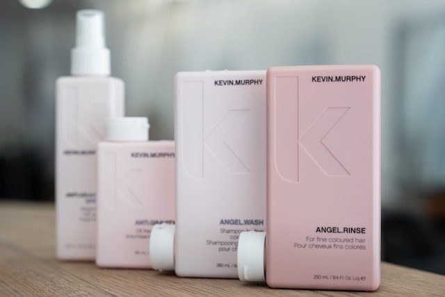 テーブルの上に並んだ4つのヘアケア製品