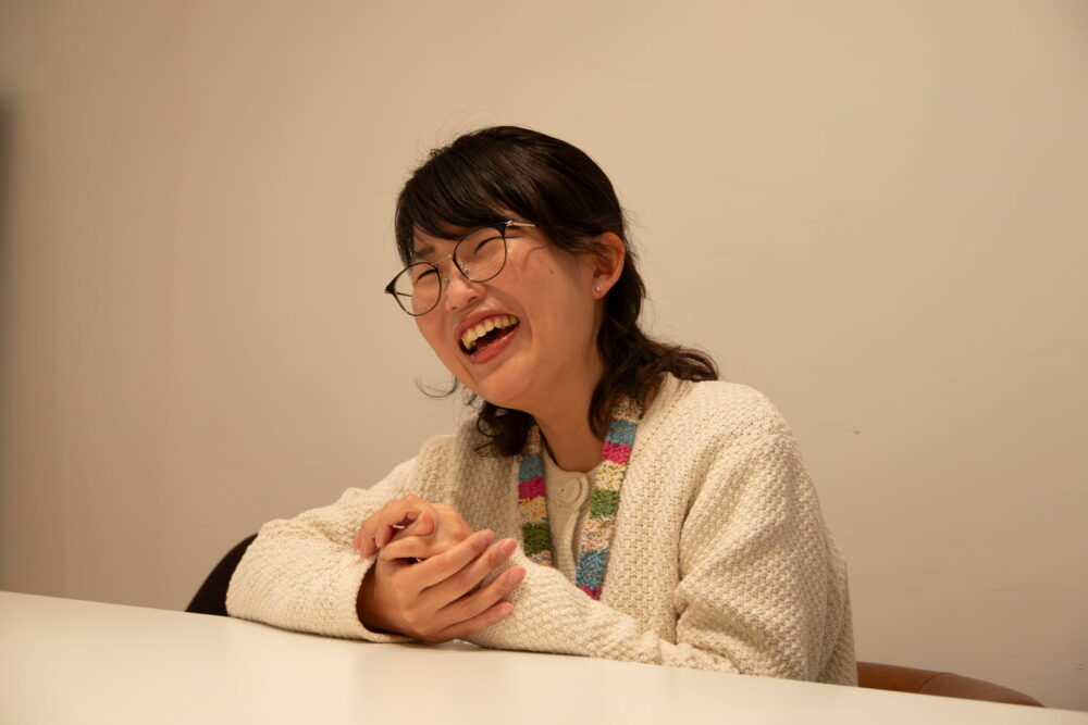 眼鏡の笑顔の女性